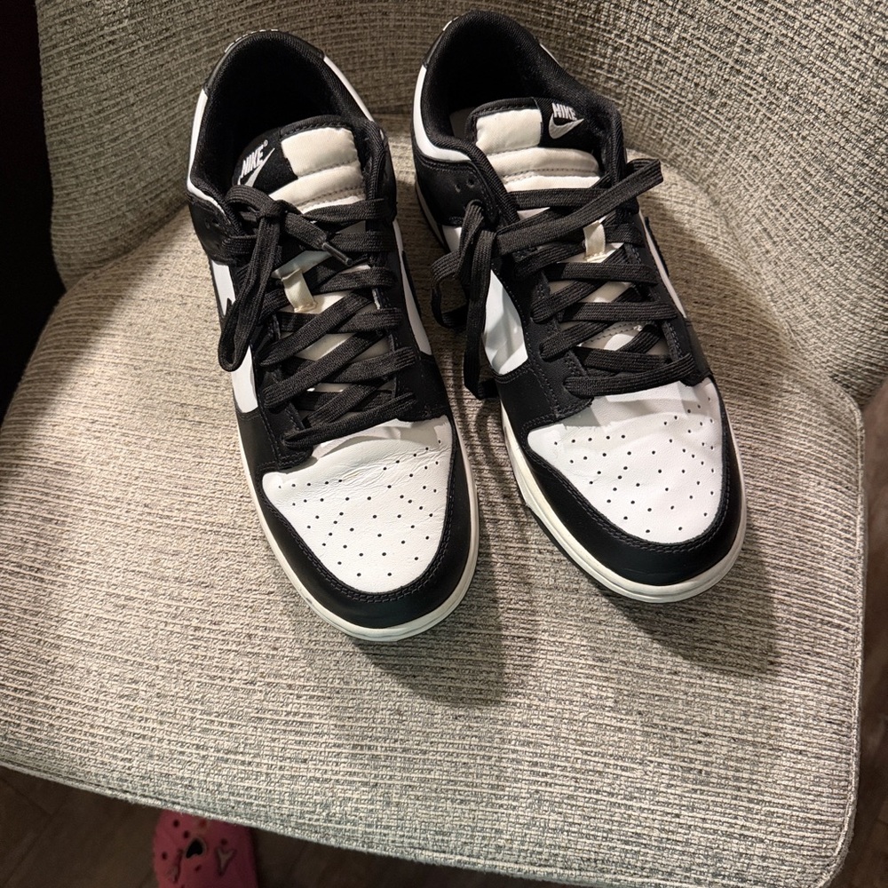 Nike Men’s Black and White Low-Top Sneakers